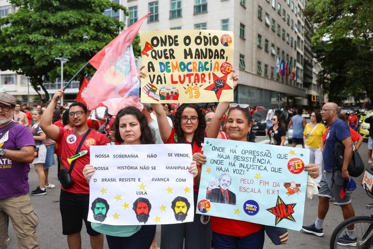 Tomaz Silva/Agência Brasil Rio de Janeiro (RJ), 12/10/2026 – Ato em apoio ao presidente Luiz Inácio Lula da Silva, que é candidato à reeleição, reúne apoiadores em Copacabana, na zona sul do Rio de Janeiro. Foto: Tomaz Silva/Agência Brasil