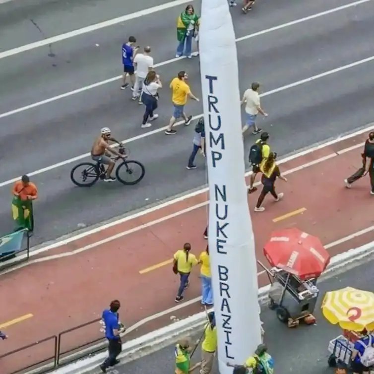 Frame Cut São Paulo/Facebook Brasília (DF), 16/10/2026 - Apoiadores do candidato à Presidência da República, Flávio Bolsonaro, são vistos carregando um míssil inflável durante ato na Avenida Paulista, em São Paulo.
Frame Cut São Paulo/Facebook