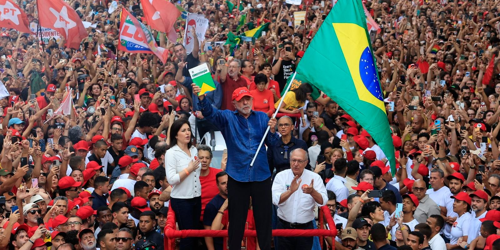 Lula é reeleito presidente do Brasil em virada histórica